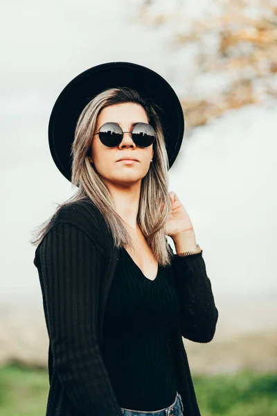 Portret Van Een Elegante Vrouw Met Fedora Hoed Zonnebril Buiten — Stockfoto