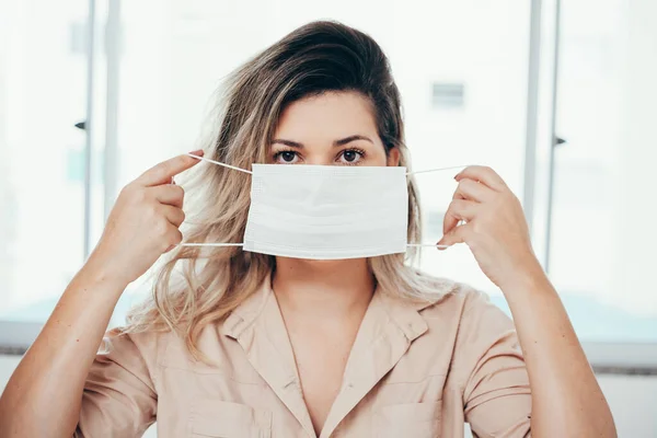 Potret Wanita Yang Mengenakan Masker Bedah Rumah Covid Coronavirus Dan — Stok Foto