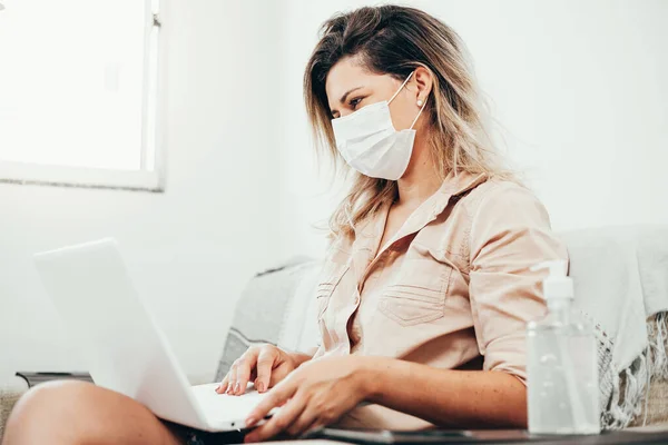 Coronavirus Covid Woman Quarantine Wearing Protective Mask Using Laptop Living — Stock Photo, Image