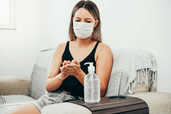 Coronavirus Vrouw Quarantaine Met Een Beschermend Masker Ontsmet Haar Handen — Stockfoto