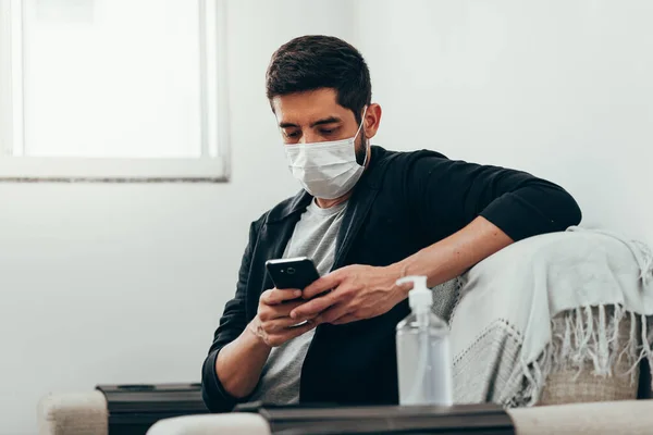 Coronavirus Covid Man Quarantined Wearing Protective Mask Using Cell Phone — Stock Photo, Image