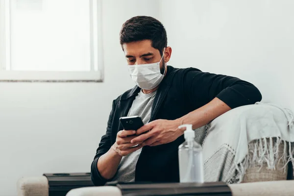 Coronavirus Covid Hombre Cuarentena Usando Máscara Protectora Usando Teléfono Celular — Foto de Stock