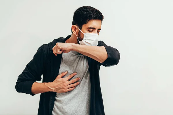 腕の関節で咳をする病気の男は コロナウイルスの拡散を避けるために Covid — ストック写真