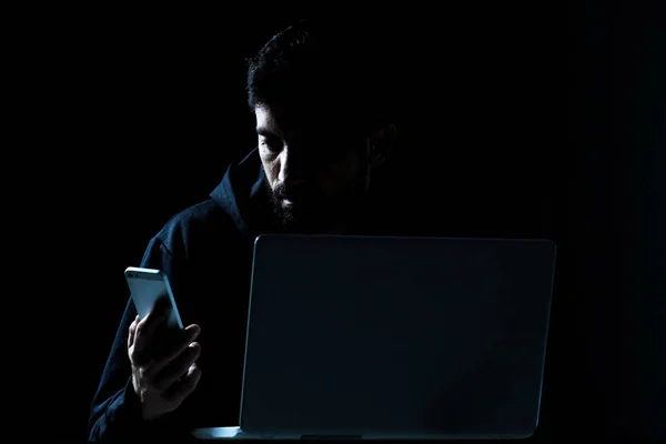 Dramática Toma Hacker Utilizando Ordenador Portátil Teléfono Inteligente Habitación Oscura — Foto de Stock