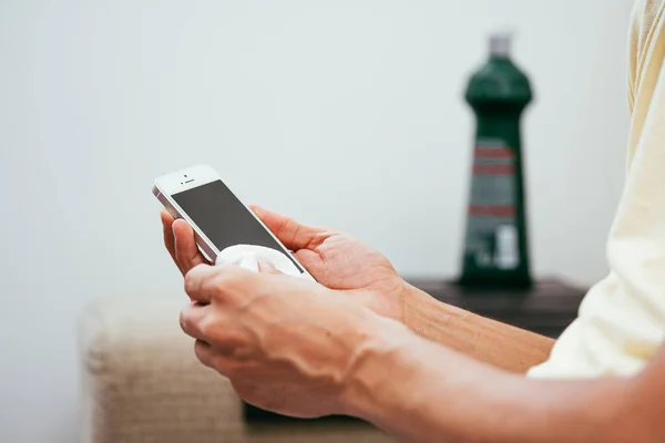 Smartphone reinigen, um eine Coronavirus-Kontamination zu verhindern. Vorsichtsmaßnahme gegen Covid-19 — Stockbild Smartphone Reinigen Eine Coronavirus Kontamination Verhindern Vorsichtsmaßnahme Gegen Covid — Stockfoto