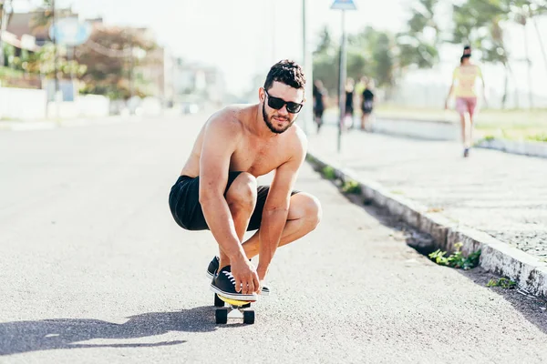 Porträtt Åkare Man Stranden Njuter Solig Dag — Stockfoto