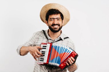 Festa Junina için geleneksel kıyafetler giyen Brezilyalı adam - Haziran festivali - oyuncak akordeon çalıyor