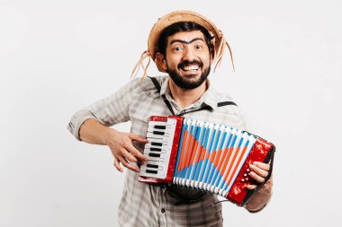 Festa Junina için geleneksel kıyafetler giyen Brezilyalı adam - Haziran festivali - oyuncak akordeon çalıyor