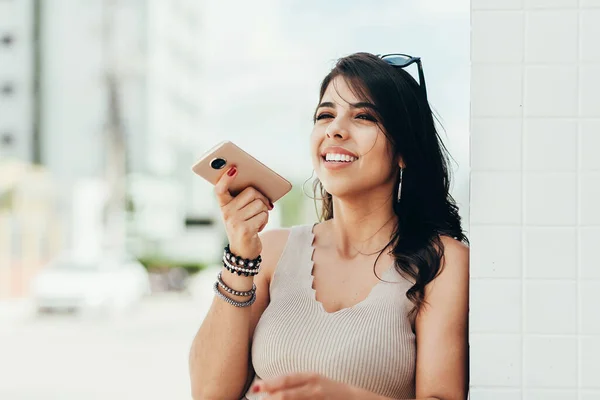 Giovane Donna Che Utilizza Comando Vocale Del Cellulare All Aperto — Foto Stock