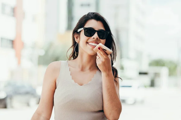 Giovane Donna Che Utilizza Comando Vocale Del Cellulare All Aperto — Foto Stock