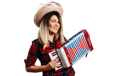 Festa Junina için tipik kıyafetler giyen Brezilyalı kadın.