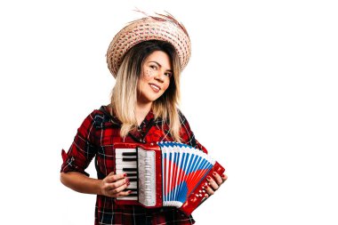 Festa Junina için tipik kıyafetler giyen Brezilyalı kadın.