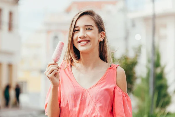 Sonriente Chica Adolescente Con Paleta Fresa Aire Libre —  Fotos de Stock