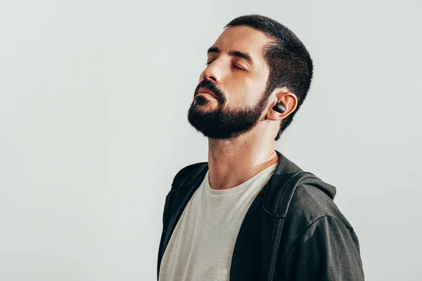 Portrait Young Bearded Man Wearing Sports Clothes Wireless Earphones — Stock Photo, Image