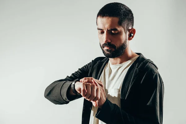 Retrato Joven Deportista Ajustando Reloj Pulsera Aislado Sobre Fondo Gris — Foto de Stock