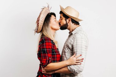 Festa Junina - Haziran festivali için geleneksel kıyafetler giyen Brezilyalı çift