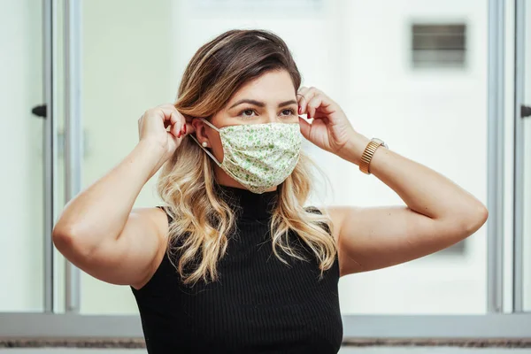 Portrait Woman Wearing Protective Mask Home Covid Coronavirus Quarantine Concept — Stock Photo, Image