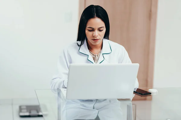 Läkaren Ger Fjärrkonsultation Till Patienten Genom Videosamtal Covid Begreppet Coronavirus — Stockfoto