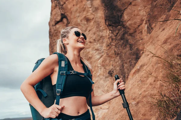 Brezilya 'nın Caatinga olarak bilinen yarı kurak bir bölgesinde yürüyüş yapan genç bir kadın.
