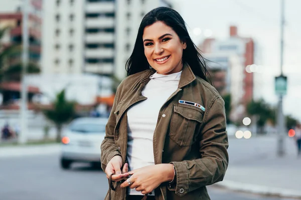 Retrato Jovem Mulher Sorridente Vestindo Jaqueta Livre Cidade — Fotografia de Stock