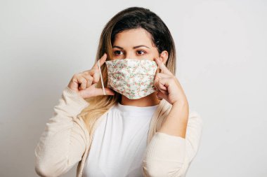Coronavirus: Brezilyalı kadın bulaşıcılığı önlemek için koruyucu maske takıyor.