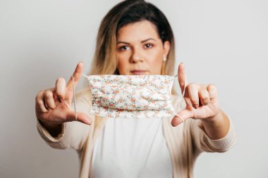 Coronavirus: Brezilyalı kadın bulaşıcılığı önlemek için koruyucu maske takıyor.