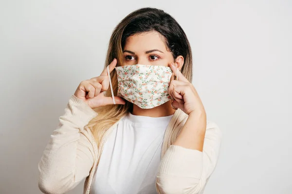 Coronavirus: Brezilyalı kadın bulaşıcılığı önlemek için koruyucu maske takıyor.
