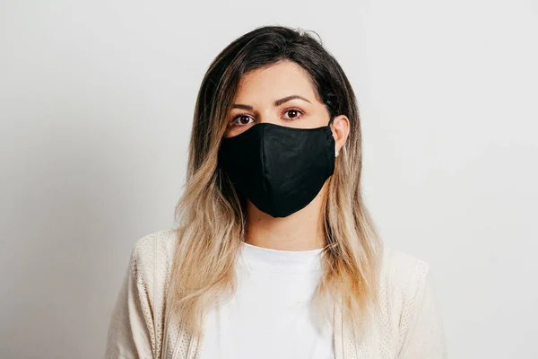 Retrato Mulher Usando Máscara Facial Tecido Algodão Artesanal Protecção Contra — Fotografia de Stock
