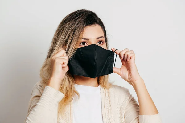 Coronavirus Brazilian Woman Putting Protective Mask Avoid Contagion — Stock Photo, Image