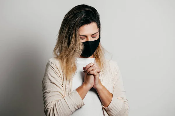 Woman Wearing Face Mask Protect Coronavirus Covid Pray Home Church — Stock Photo, Image