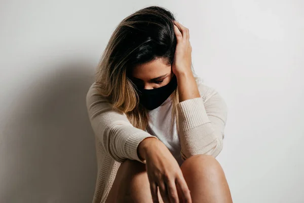 Mulher Estressada Usando Máscara Proteção Facial Conceito Saúde Mental Durante — Fotografia de Stock