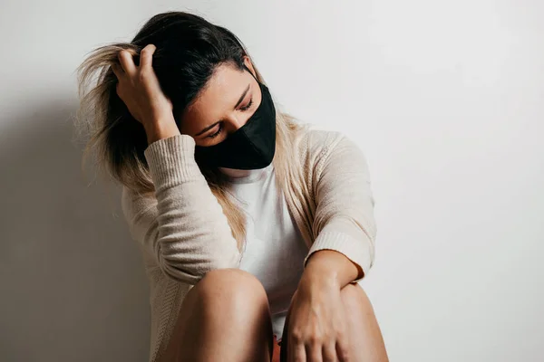 Mujer Estresada Con Máscara Protección Facial Concepto Salud Mental Durante — Foto de Stock