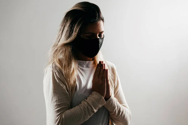 Woman Wearing Face Mask Protect Coronavirus Covid Pray Home Church — Stock Photo, Image