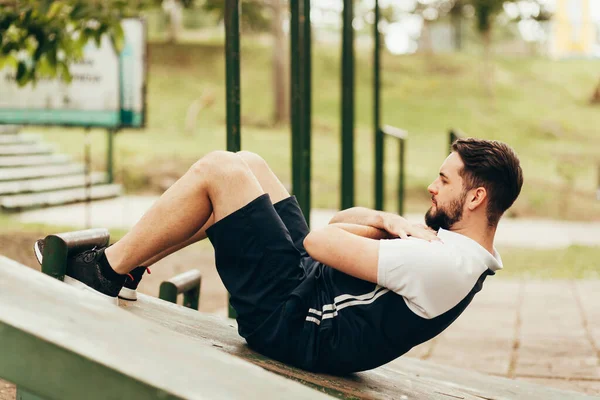 Man Sportkleding Doet Sit Ups Openbaar Park — Stockfoto