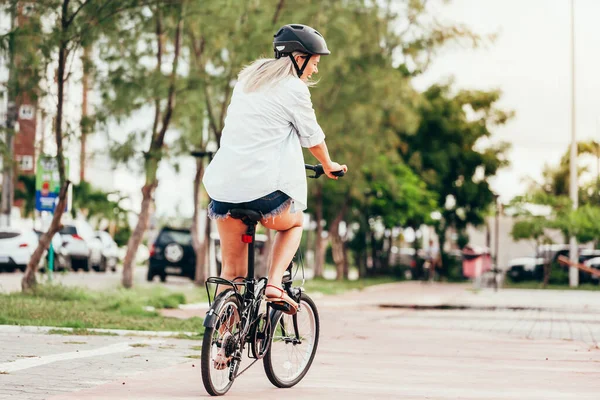 Woman Riding Bicycle Park Alone Due Social Distance — Stock Photo, Image