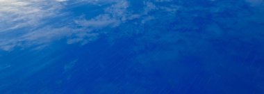 Yansımalı otel yüzme havuzu