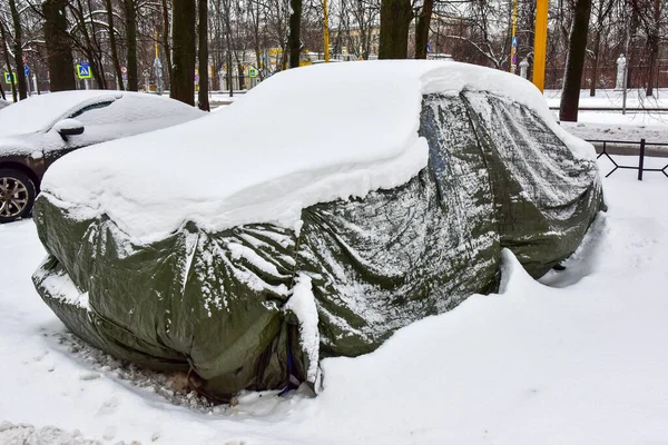 Oude Auto Bedekt Met Koffer Witte Sneeuw — Stockfoto