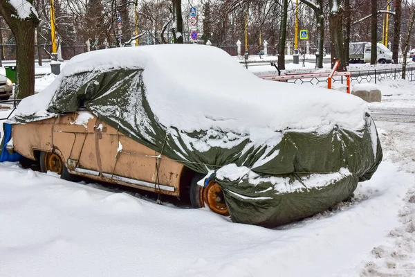 Beżowy Stary Samochód Pokryty Futerałem Białym Śniegiem — Zdjęcie stockowe