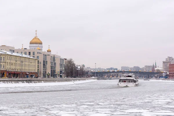 Moscow Russia Desember 2019 Sightseeingbåt Ved Moskvas Elv – stockfoto