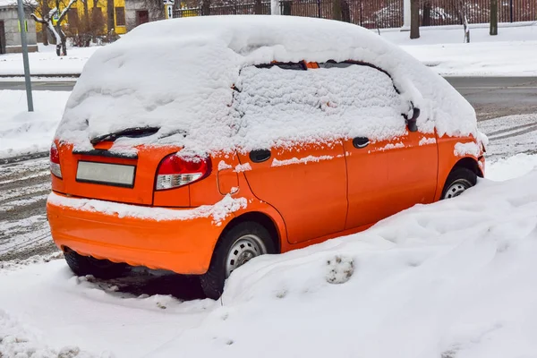 Pomarańczowy Mały Samochód Pokryty Białym Śniegiem — Zdjęcie stockowe