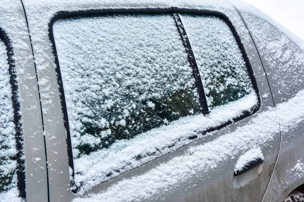 Fragment Szarego Samochodu Pokrytego Białym Śniegiem Bliska — Zdjęcie stockowe