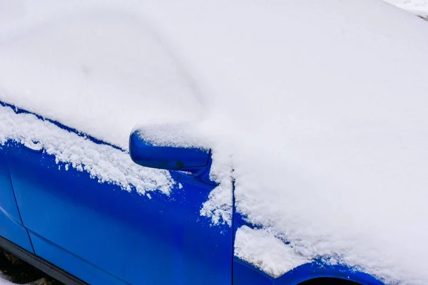 Fragment Van Een Blauwe Auto Bedekt Met Witte Sneeuw Close — Stockfoto