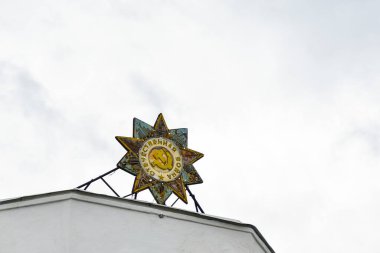 KRASNOYARSK. Rusya 'ya. 17 Mayıs 2018. Çekiç ve orakla eski bir Sovyet yıldızı ve Rusça 'da 