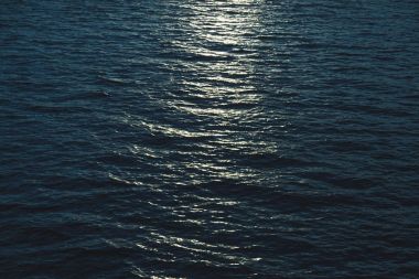 ay ışığı yansıması ile güzel deniz yüzeyi