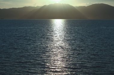 güneş ışığı yansıması su ile güzel deniz manzarası