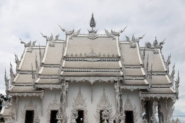Πρόσοψη Του Όμορφη Ταϊλανδέζικη Ναός Ηλιόλουστη Ημέρα — Φωτογραφία Αρχείου