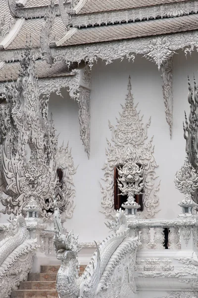 装饰着雕塑火焰的美丽的泰国寺庙 — 图库照片