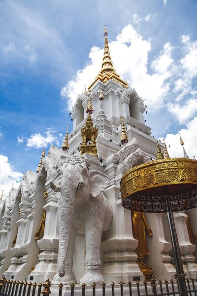 красивый тайский храм украшен скульптурами золото
