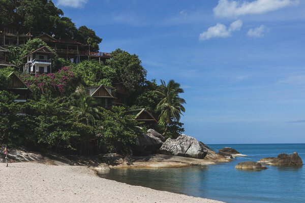 деревянные хижины на берегу моря в пасмурный день
