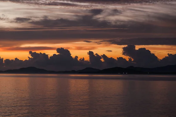 Ciel Calme Nuageux Coucher Soleil Sur Surface Mer — Photo